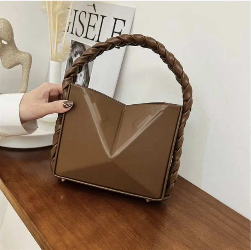Twist weave portable creative bag women's bag2022New design sense minority fashion shoulder trendy crossbody bag
Twist weave portable creative bag women's bag2022New design sense minority fashion shoulder trendy crossbody bag