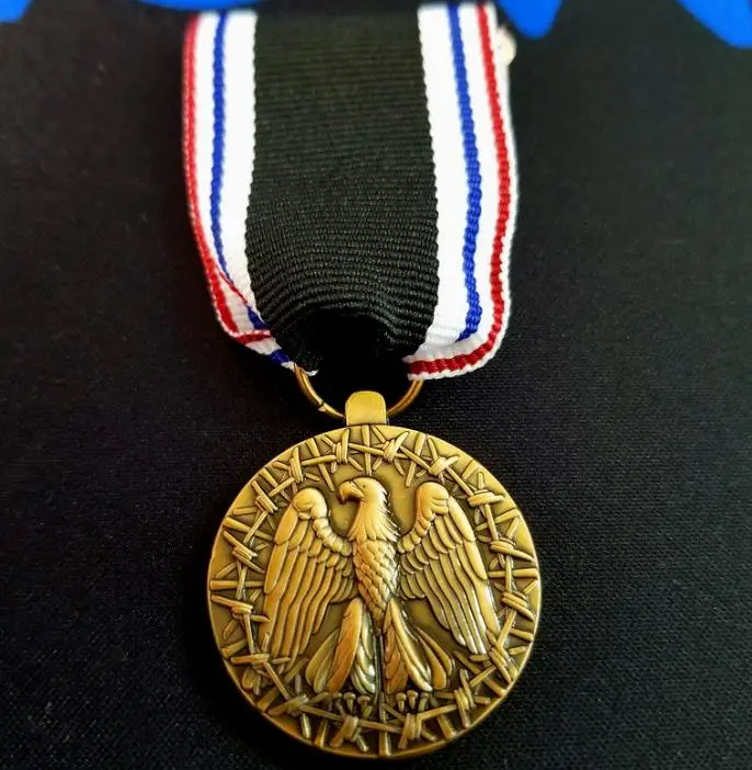 Антикварный металлический значок с орлом
Антикварный металлический значок с орлом