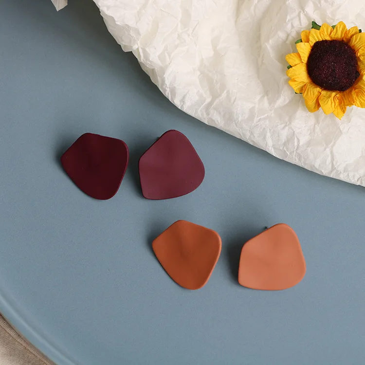 New fashion retro irregular earrings French niche design artistic sense simple geometric matte frosted earrings jewelry women
New fashion retro irregular earrings French niche design artistic sense simple geometric matte frosted earrings jewelry women