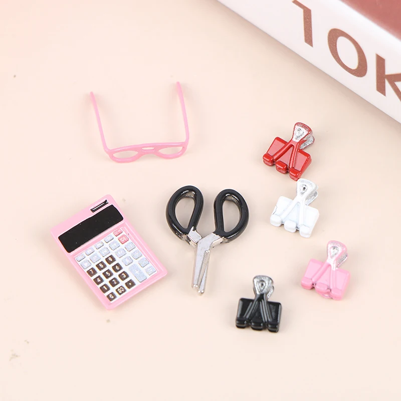 1Set Dollhouse 1:12 Miniature Caculator Clamp Scissors Glasses Studying Set Decor Accessories Toy
1Set Dollhouse 1:12 Miniature Caculator Clamp Scissors Glasses Studying Set Decor Accessories Toy