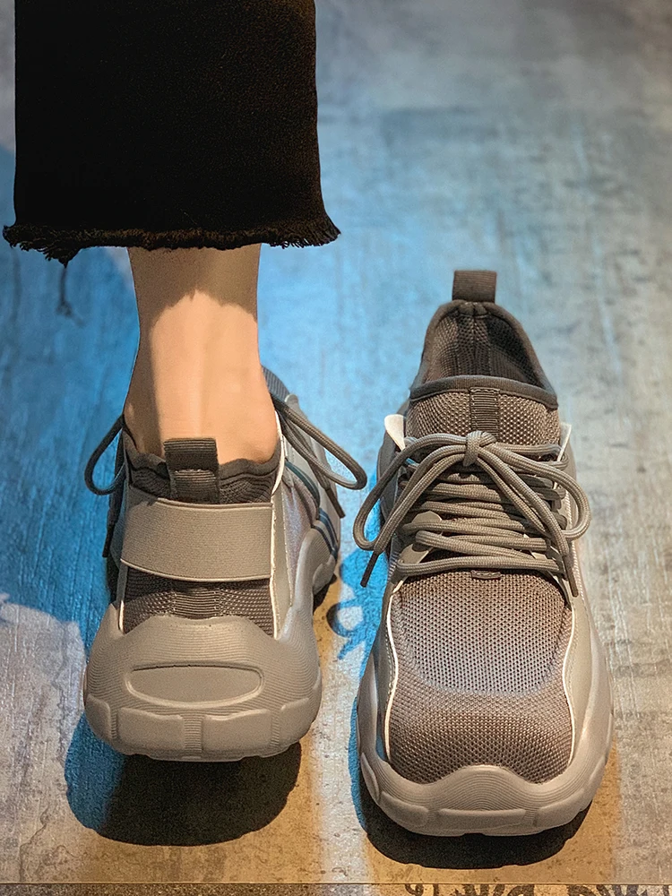 Женские кроссовки на толстой подошве, повседневные дышащие кроссовки с квадратным носком, весна-осень 2022
Женские кроссовки на толстой подошве, повседневные дышащие кроссовки с квадратным носком, весна-осень 2022