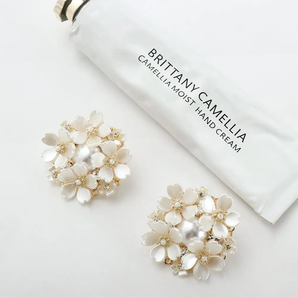 Retro Personality Shell Temperament French Alloy Female Earrings Flower Earrings Korean Earrings Pearl Stud Earrings
Retro Personality Shell Temperament French Alloy Female Earrings Flower Earrings Korean Earrings Pearl Stud Earrings