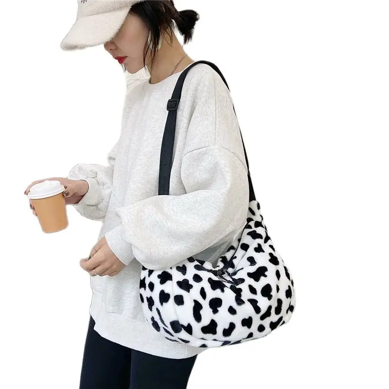Plush Women Shoulder Bag Milk Cow Print Bags Fashion Winter Handbag Girls Casual Crossbody Lady Shoulder Bag Warm Touch Cotton
Plush Women Shoulder Bag Milk Cow Print Bags Fashion Winter Handbag Girls Casual Crossbody Lady Shoulder Bag Warm Touch Cotton