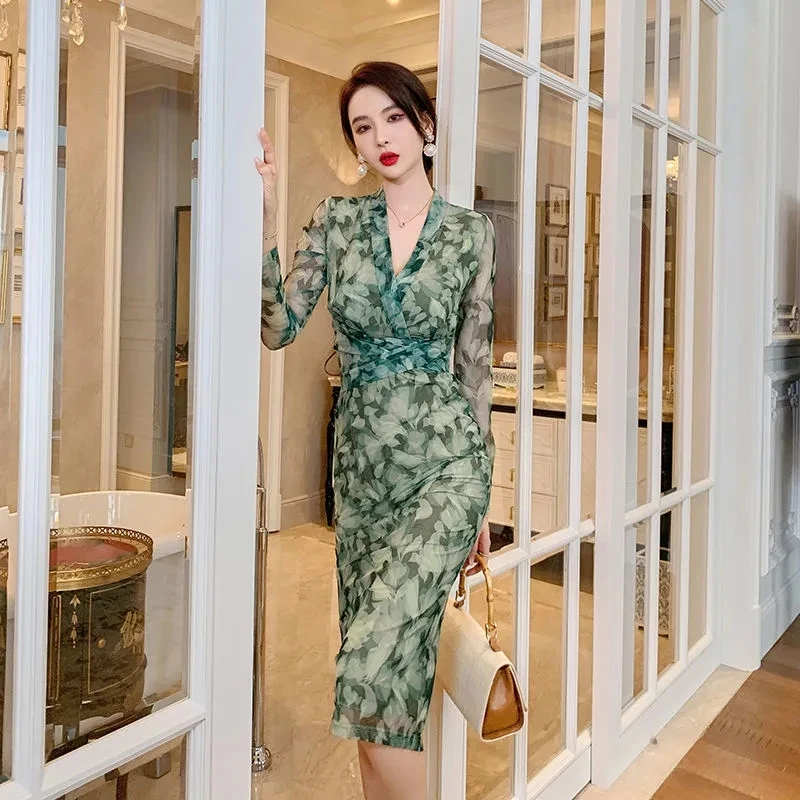 2022 Summer Dress Green Printed Long-Sleeved Dress Spring New V-Neck Temperament Lace Waist Slim Bag Hip Midi Dress Stretch
2022 Summer Dress Green Printed Long-Sleeved Dress Spring New V-Neck Temperament Lace Waist Slim Bag Hip Midi Dress Stretch