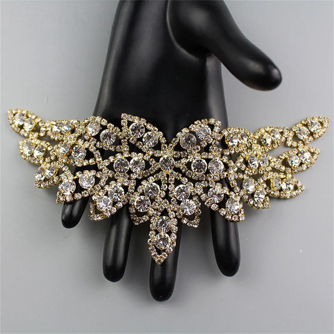 1PCS Decorations DIY AB Color Welding Crystal Patch Rhinestone Neckline For The Wedding Dress Hand Sewing Clothing Accessories
1PCS Decorations DIY AB Color Welding Crystal Patch Rhinestone Neckline For The Wedding Dress Hand Sewing Clothing Accessories