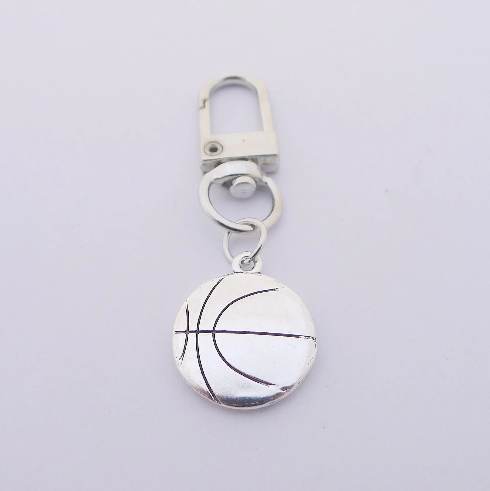 Popular Jewelry Alloy Pendant Keychain Basketball Pattern Pendant Metal Keychain Gifts To Family or Friends
Popular Jewelry Alloy Pendant Keychain Basketball Pattern Pendant Metal Keychain Gifts To Family or Friends