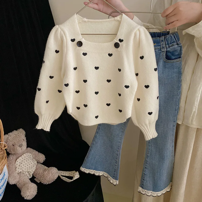 2023 Korean Spring Autumn Kids Girl Clothes Set Cotton Knitted Love Button Sweater Suit Denim Patched Lace Flared Pants Outfit
2023 Korean Spring Autumn Kids Girl Clothes Set Cotton Knitted Love Button Sweater Suit Denim Patched Lace Flared Pants Outfit