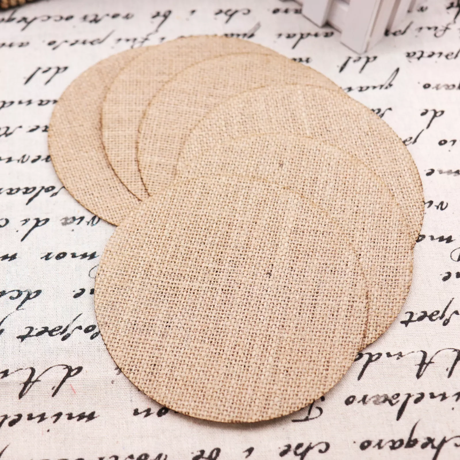 2022New Sale Linen Jute Placemat Rustic Burlap Round Rectangular Tea Cup Coaster Pads Heat Resistant Small Kitchen Dining Table 
2022New Sale Linen Jute Placemat Rustic Burlap Round Rectangular Tea Cup Coaster Pads Heat Resistant Small Kitchen Dining Table