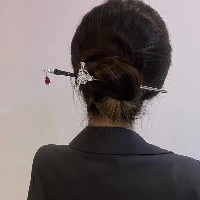 2022 New Chinese Punk Pendant Sword Hairpin Fashion Simple Modern Headdress Back of The Head Pan Hair Ornament Wholesale
2022 New Chinese Punk Pendant Sword Hairpin Fashion Simple Modern Headdress Back of The Head Pan Hair Ornament Wholesale