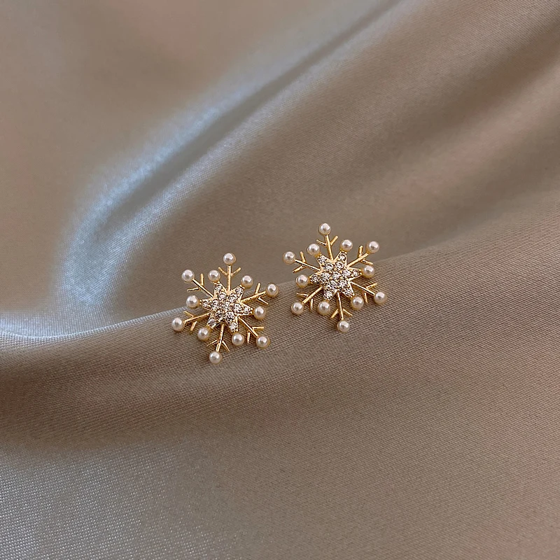Winter Exquisite Pearl Snowflake Shape Golden Girls Earrings Elegant Accessories Korean Fashion Jewelry Sweet Earrings For Woman
Winter Exquisite Pearl Snowflake Shape Golden Girls Earrings Elegant Accessories Korean Fashion Jewelry Sweet Earrings For Woman