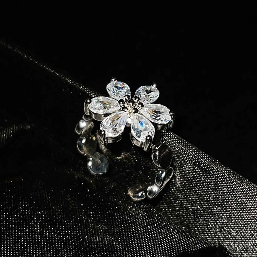 HOYON Women's Jewelry Cold Style Flower Ring for women Haute Couture Bright High Carbon Diamond style Zircon Ring 925 color
HOYON Women's Jewelry Cold Style Flower Ring for women Haute Couture Bright High Carbon Diamond style Zircon Ring 925 color