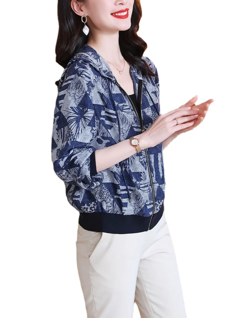 2023 Summer Stylish Floral Print Hooded Trench Coat Zip Up Baseball Jacket for Women
2023 Summer Stylish Floral Print Hooded Trench Coat Zip Up Baseball Jacket for Women