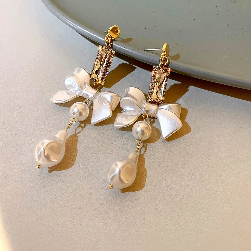 Minar INS Fashion White Color Arcylic Bowknot Earring for Women Shiny Rhinestone Irregular Pearl Long Dangle Earrings Oorbellen
Minar INS Fashion White Color Arcylic Bowknot Earring for Women Shiny Rhinestone Irregular Pearl Long Dangle Earrings Oorbellen