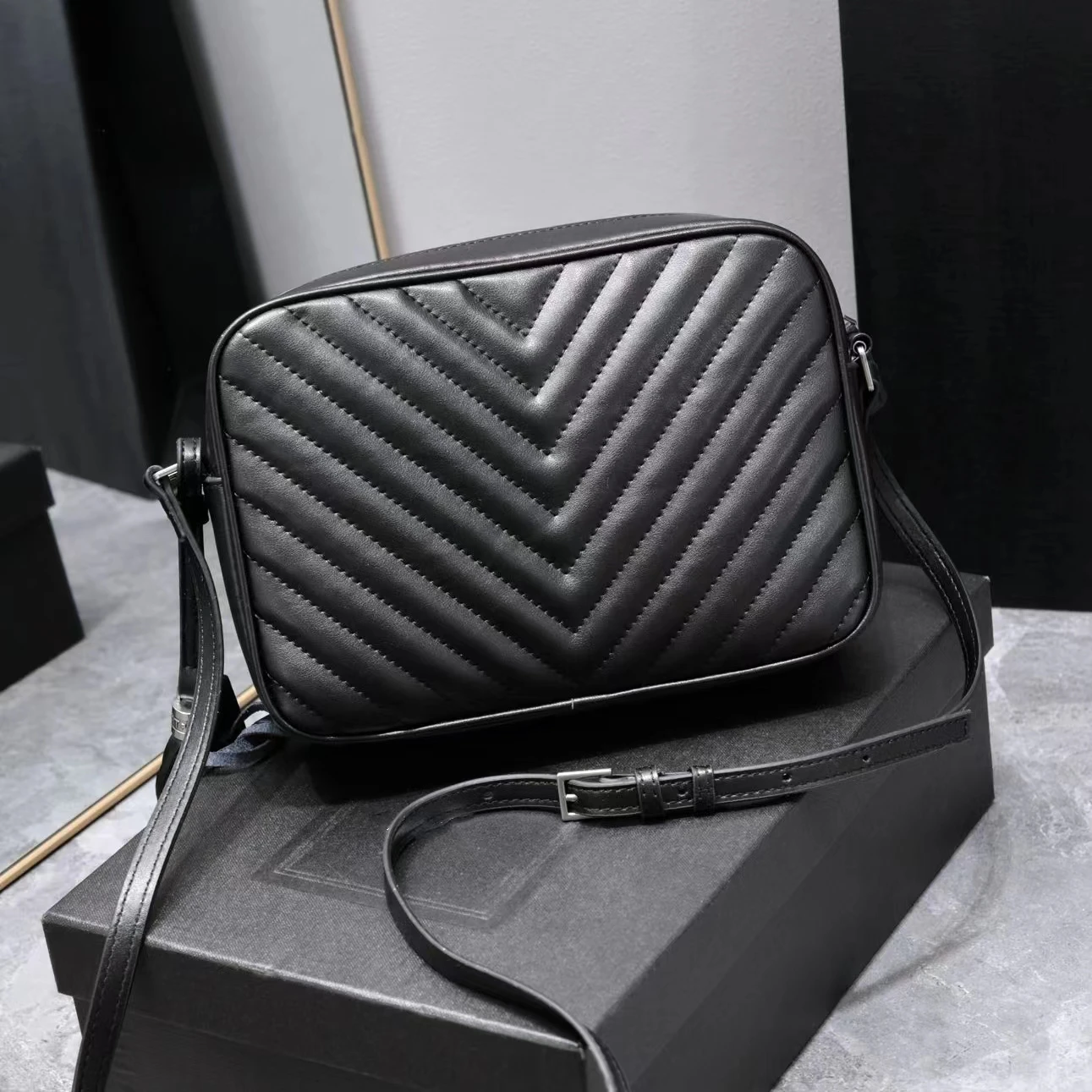 Classic top Black Leather V Check Fringe Tag Ladies Camera Bag Designer Luxury Vintage Shoulder Bag Ladies Logo Crossbody Bag
Classic top Black Leather V Check Fringe Tag Ladies Camera Bag Designer Luxury Vintage Shoulder Bag Ladies Logo Crossbody Bag
