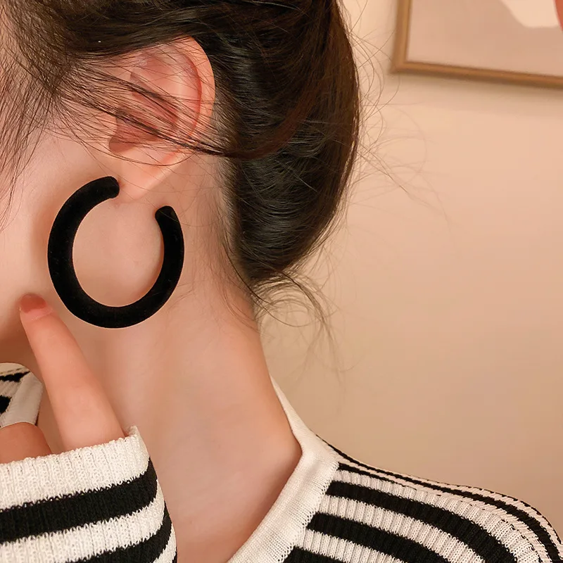 U-Magical Temperament Black Geometrical Triangle Circle Hoop Earring for Women Charming Hollow Velvet Acrylic Earring Jewelry
U-Magical Temperament Black Geometrical Triangle Circle Hoop Earring for Women Charming Hollow Velvet Acrylic Earring Jewelry