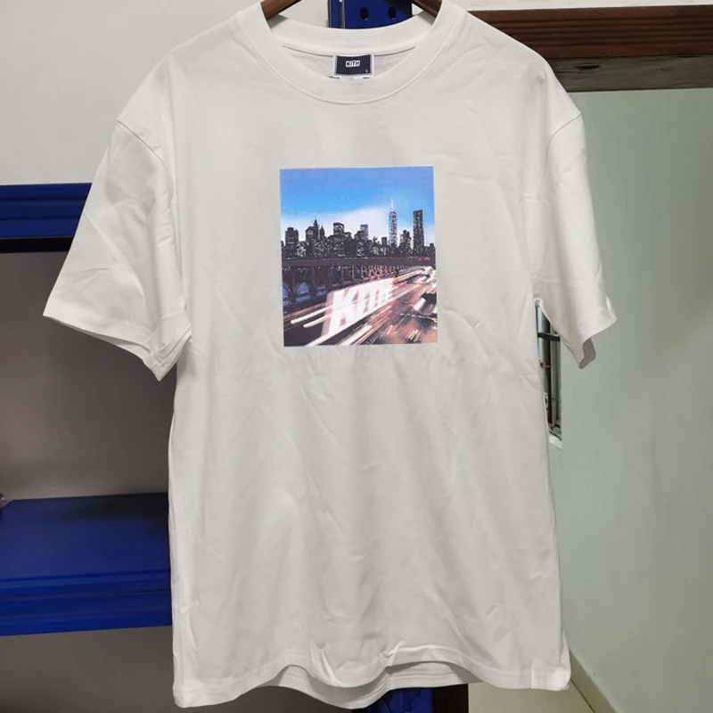 Kith T-shirt City Scene Printed American Casual Loose Cotton Breathable Men Women Short Sleeve T Shirt Summer Top Tee Real Photo
Kith T-shirt City Scene Printed American Casual Loose Cotton Breathable Men Women Short Sleeve T Shirt Summer Top Tee Real Photo