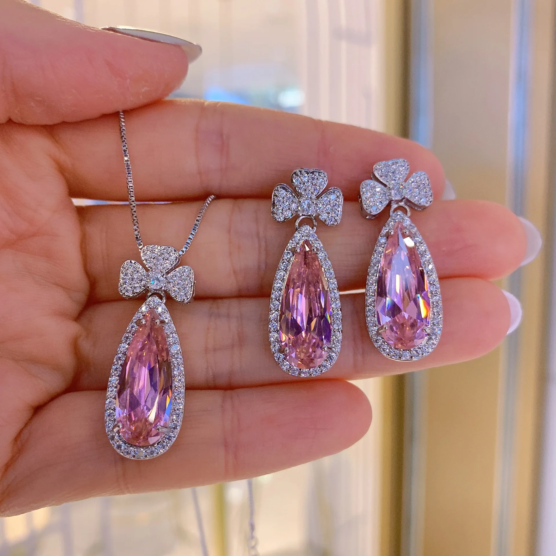 Vintage Water Drop Pink High Carbon Diamond Bowknot Earrings Pendant Necklace Women Romantic Wedding Party Fine Crystal Jewelry
Vintage Water Drop Pink High Carbon Diamond Bowknot Earrings Pendant Necklace Women Romantic Wedding Party Fine Crystal Jewelry