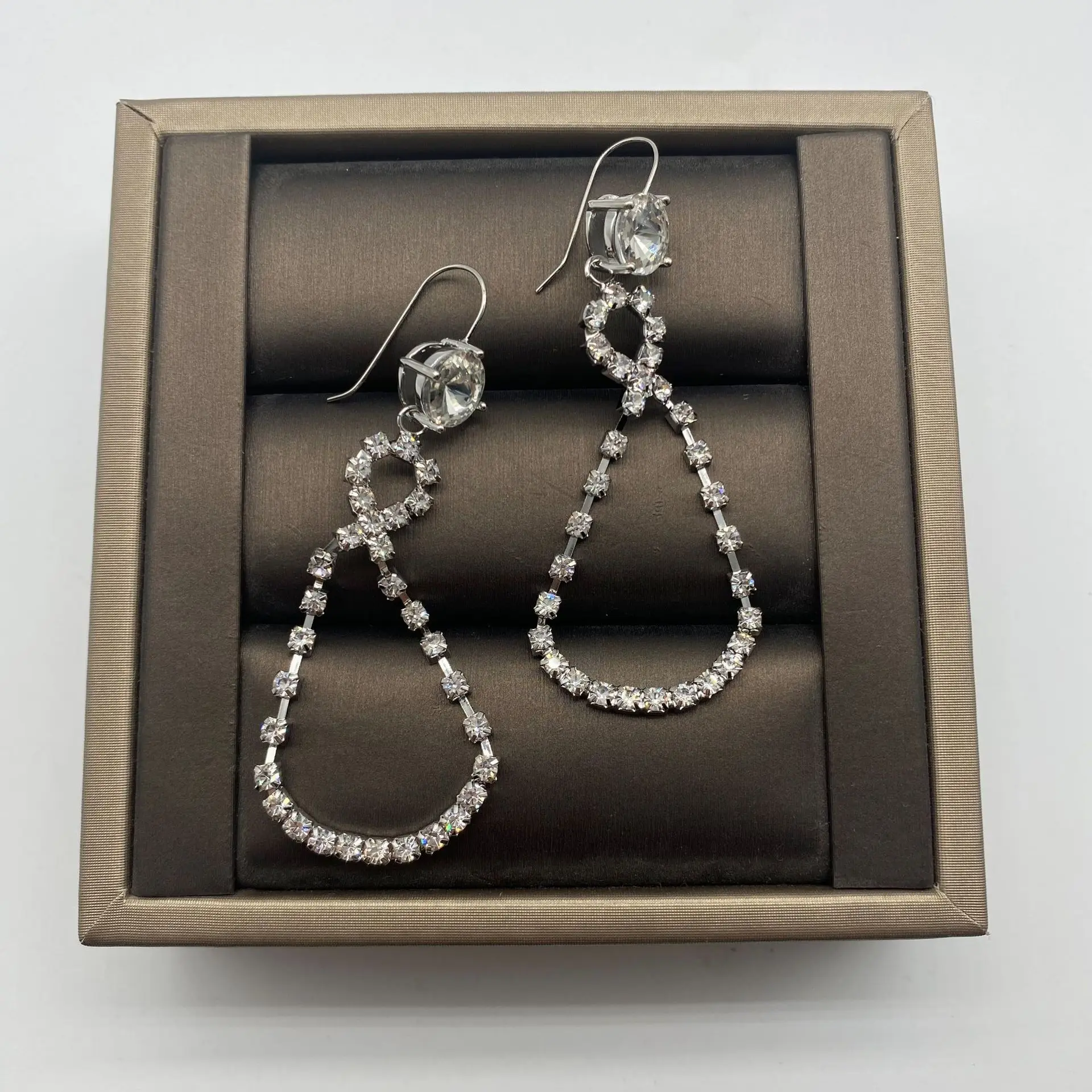 Luxury Women Earring 2022New Full Crystal Pendant Aros For Charm Lady Gift Aesthetic Aretes Vintage Jewelry Fashion Accessories
Luxury Women Earring 2022New Full Crystal Pendant Aros For Charm Lady Gift Aesthetic Aretes Vintage Jewelry Fashion Accessories