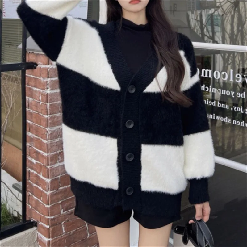 Striped imitation mink fur coat for women in autumn and winter new long sleeved loose fitting large V-neck thickened knit
Striped imitation mink fur coat for women in autumn and winter new long sleeved loose fitting large V-neck thickened knit