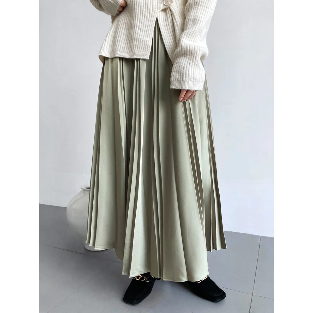 2022 Women Autumn A-Line Skirt High Waist Pure Color Elegant Women Pleated Skirt Femme Satin Long Skirt 
2022 Women Autumn A-Line Skirt High Waist Pure Color Elegant Women Pleated Skirt Femme Satin Long Skirt