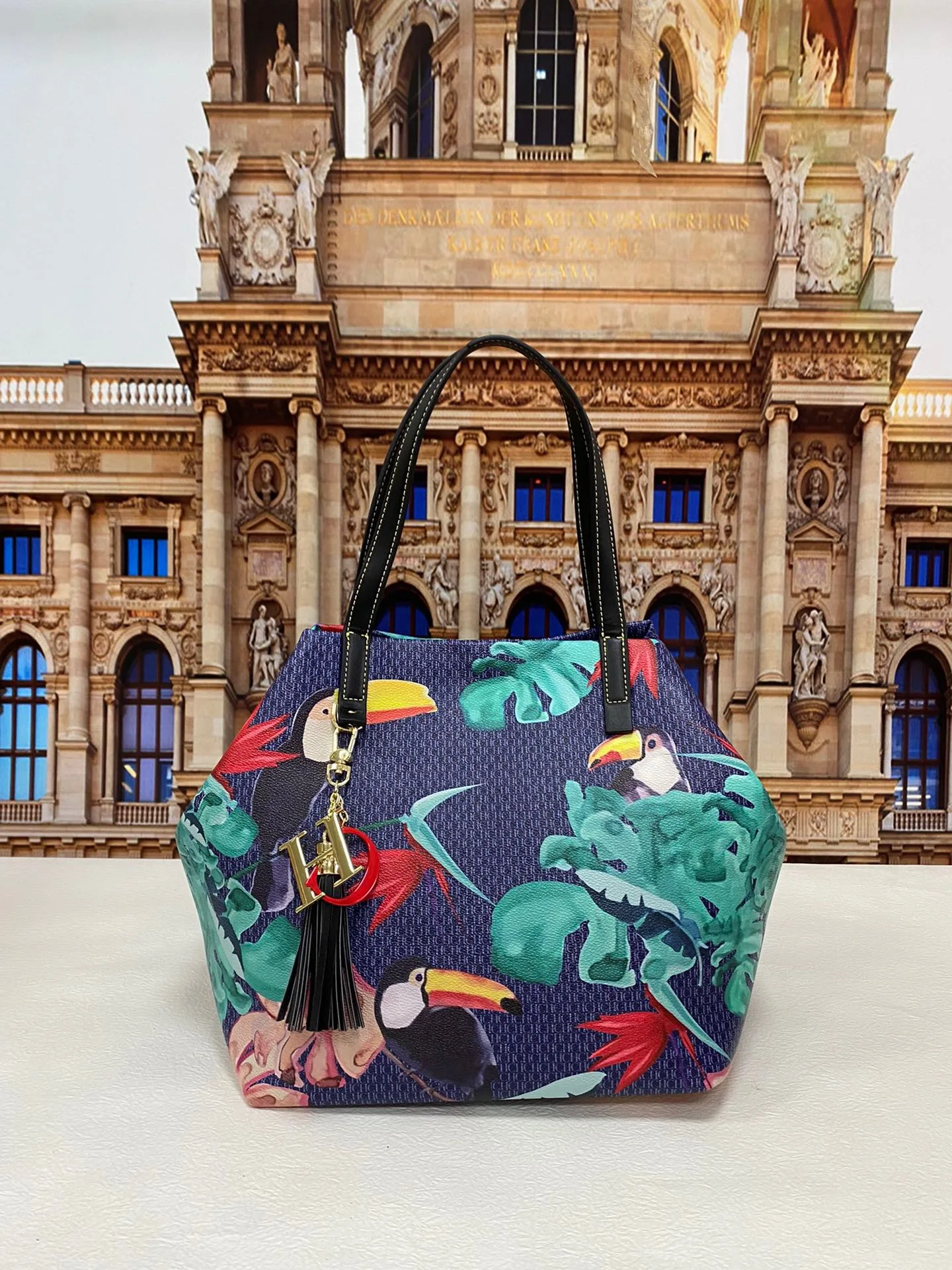 Infinite Charm Ladies CH CHHC Luxury Brand 100% Genuine Leather Bucket Bag 2022 New Famous Designer Large-capacity Handbag
Infinite Charm Ladies CH CHHC Luxury Brand 100% Genuine Leather Bucket Bag 2022 New Famous Designer Large-capacity Handbag