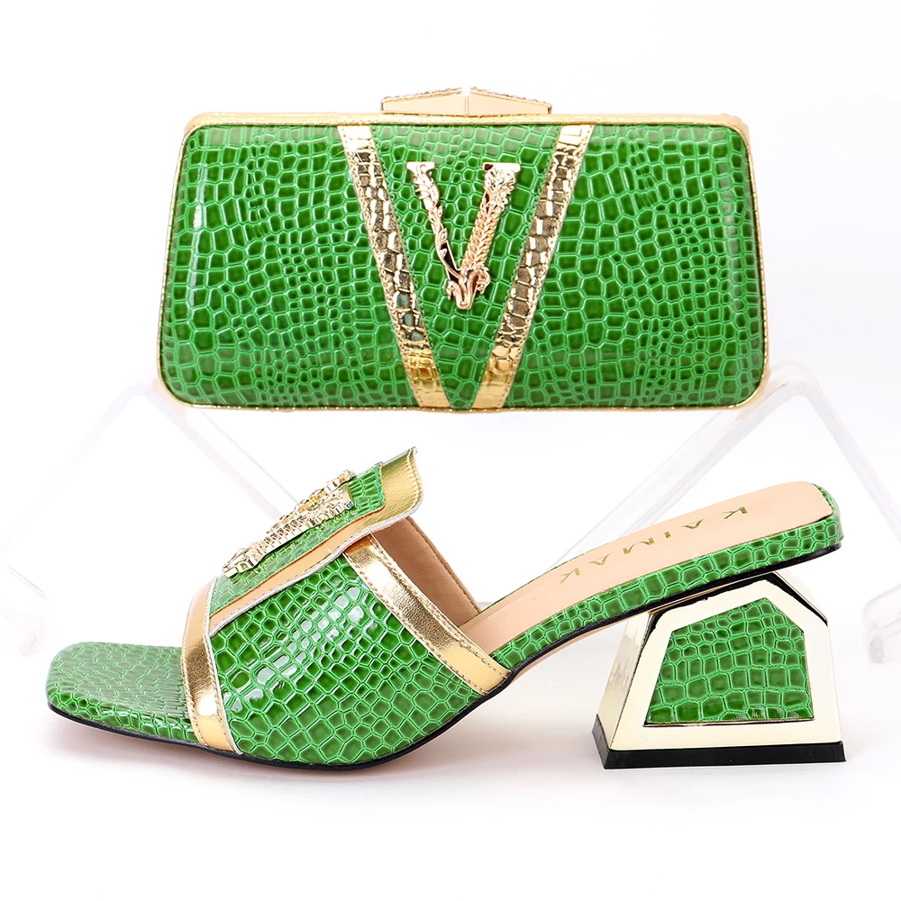 2022 New Fashion Designs Alphabet V Rhinestone Ornament Chunky Sandal With Clutch Italian Shoes and Bag Set Square Head Slippers
2022 New Fashion Designs Alphabet V Rhinestone Ornament Chunky Sandal With Clutch Italian Shoes and Bag Set Square Head Slippers