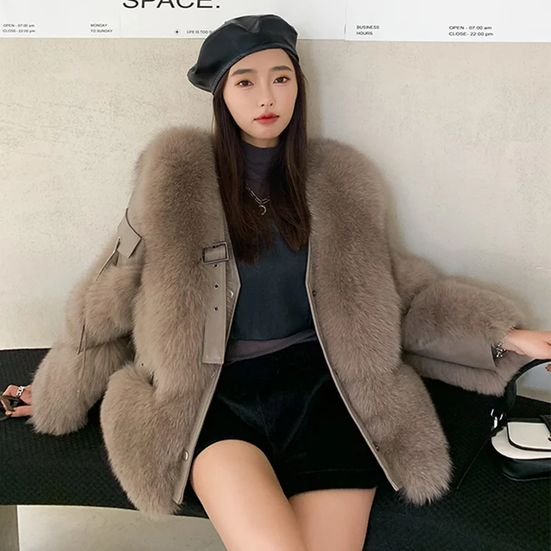 Women's Winter Coats Fox Fur Korean Fashion Locomotive Short Slim Fit V-Neck Leather Buckle Sheepskin Splicing Real Fur Jackets
Women's Winter Coats Fox Fur Korean Fashion Locomotive Short Slim Fit V-Neck Leather Buckle Sheepskin Splicing Real Fur Jackets