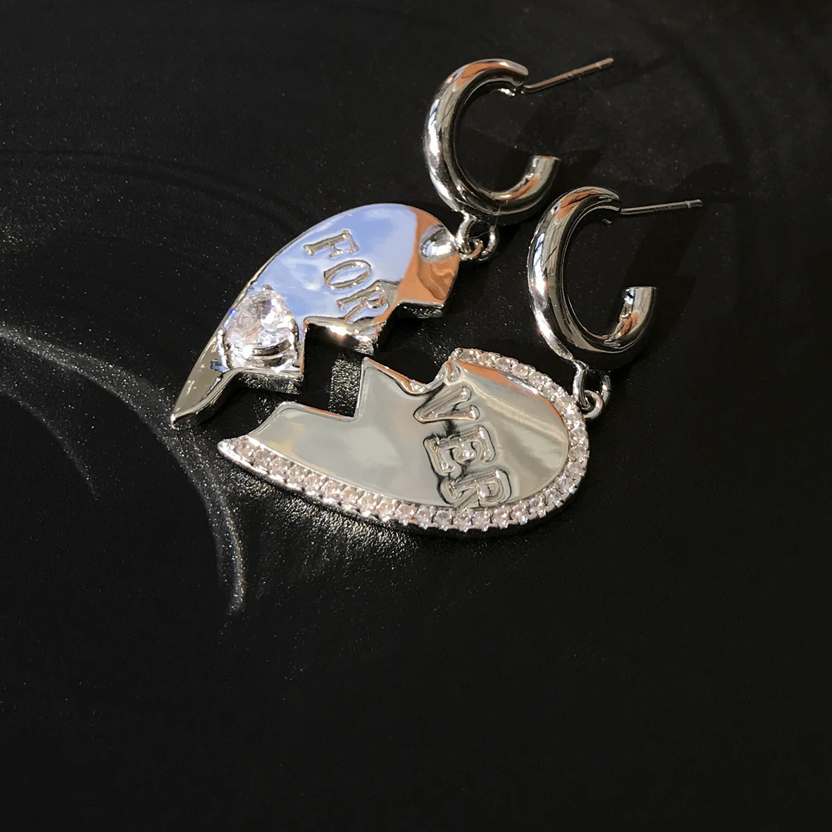 Fall 2022 New Original Design And Contract Series Rip Love Asymmetric Earrings Niche Sweet Cool Girl Style Earrings
Fall 2022 New Original Design And Contract Series Rip Love Asymmetric Earrings Niche Sweet Cool Girl Style Earrings