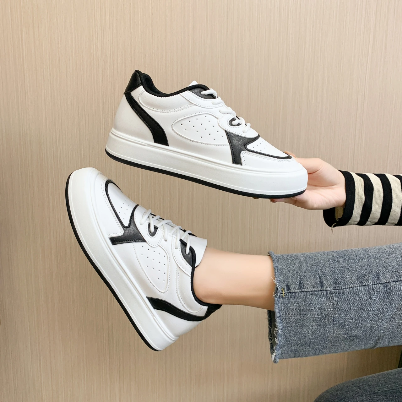 2023 Spring Brand Women Sneakers Luxury Vulcanize Shoes Female Casual Footwear Zapatillas Mujer White Light Flat Shoes Ladies
2023 Spring Brand Women Sneakers Luxury Vulcanize Shoes Female Casual Footwear Zapatillas Mujer White Light Flat Shoes Ladies