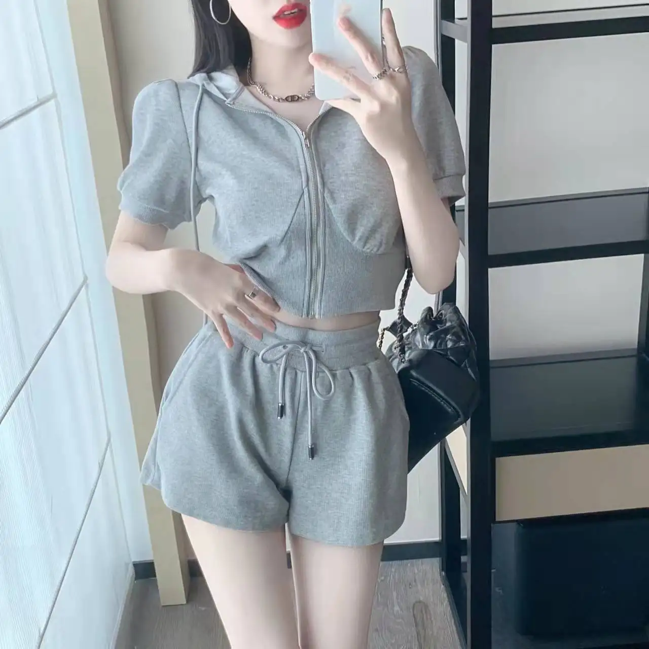 Модный спортивный и досуг с капюшоном, новинка, летний модный спортивный свитер с высокой талией и шорты для отдыха, комплект из двух предме... 
Модный спортивный и досуг с капюшоном, новинка, летний модный спортивный свитер с высокой талией и шорты для отдыха, комплект из двух предме...