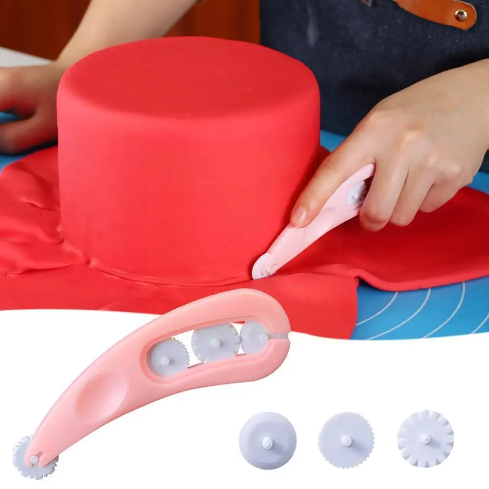4 Wheels Printer Arc Cutter Curved Embosser Baking Tool Sugarcraft Stitching Fondant Pastry Cake Paste Diy Icing Mold Knife H3x1
4 Wheels Printer Arc Cutter Curved Embosser Baking Tool Sugarcraft Stitching Fondant Pastry Cake Paste Diy Icing Mold Knife H3x1