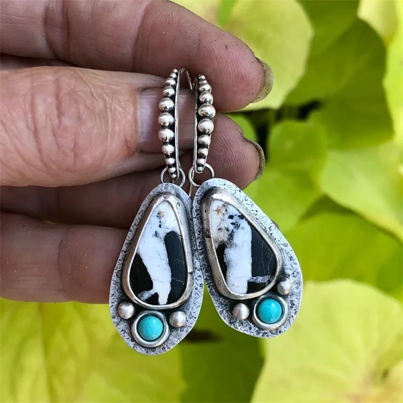 New gemstone retro ladies earrings European and American fashion inlaid green and white landscape painting turquoise earrings
New gemstone retro ladies earrings European and American fashion inlaid green and white landscape painting turquoise earrings
