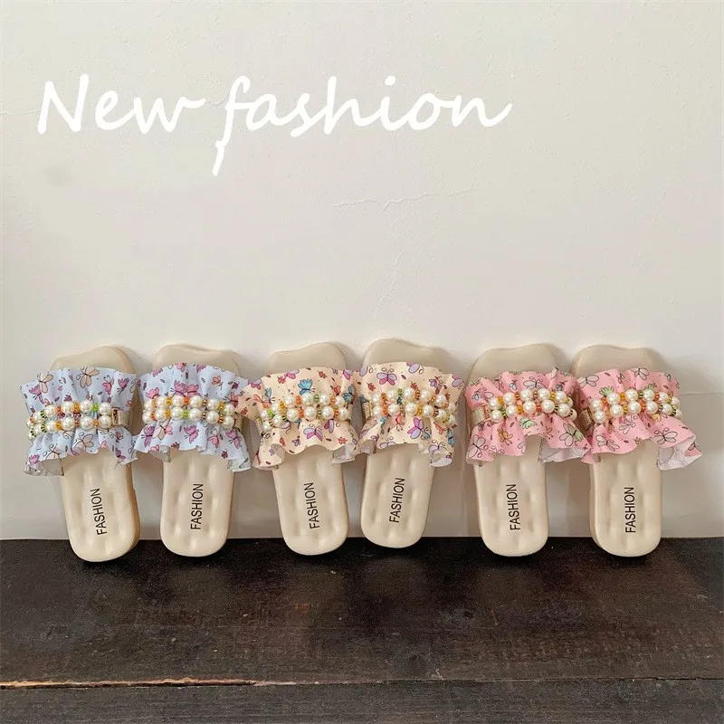 Girls' Slippers 2023 New Summer Fairy Style Fashion Fragmented Flower Ruffle Edge Pearl Flat Bottom Outward Wearing Slippers
Girls' Slippers 2023 New Summer Fairy Style Fashion Fragmented Flower Ruffle Edge Pearl Flat Bottom Outward Wearing Slippers