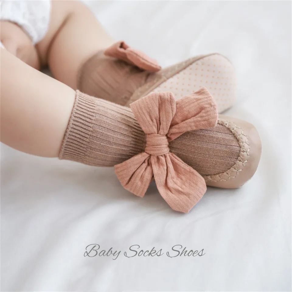 Baby Floor Sock Shoes cute bow baby girl shoes 0-1-2 years Anti-Slip leather bottom Baby Casual Shoes high tube Baby shoes
Baby Floor Sock Shoes cute bow baby girl shoes 0-1-2 years Anti-Slip leather bottom Baby Casual Shoes high tube Baby shoes