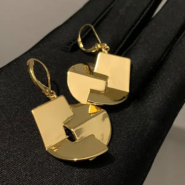 2022 France Fashion Brand Designer Brass Geometric Polygon 18K Gold Earrings For Women Luxury Jewelry High Quality Trend
2022 France Fashion Brand Designer Brass Geometric Polygon 18K Gold Earrings For Women Luxury Jewelry High Quality Trend