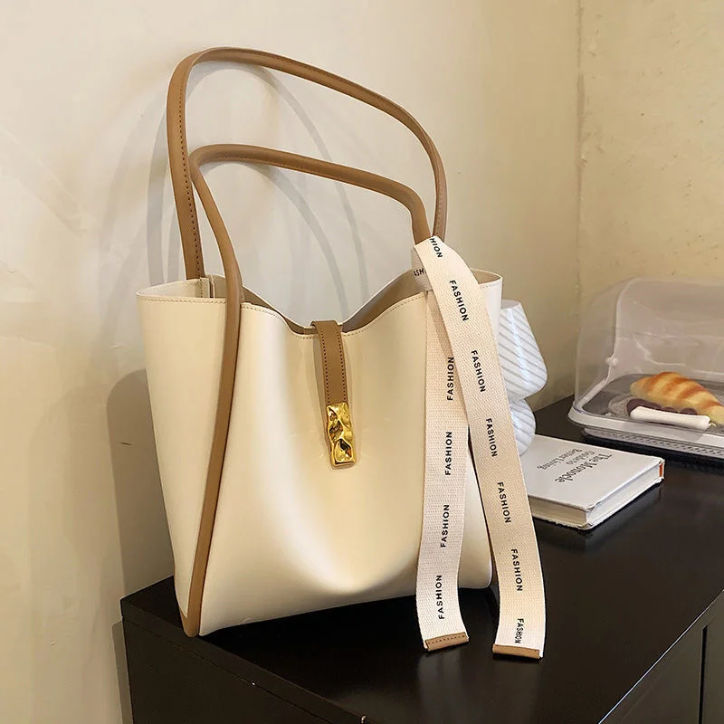 Ribbon Decoration Large-capacity Hong Kong-style Women's Bag New Single Shoulder Bag Color Contrast Student Class Tote Bag
Ribbon Decoration Large-capacity Hong Kong-style Women's Bag New Single Shoulder Bag Color Contrast Student Class Tote Bag