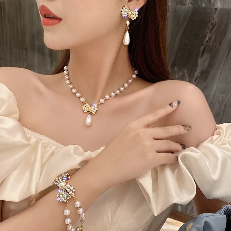 Pearl Necklace Female Clavicle Chain European and American Temperament Simple Necklace Bracelet Set Banquet Party Jewelry Gift
Pearl Necklace Female Clavicle Chain European and American Temperament Simple Necklace Bracelet Set Banquet Party Jewelry Gift
