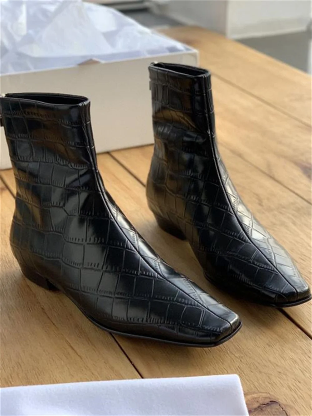 Female Flat Bottom Leather Short Tubewomen Crocodile Pattern Cowhide Short Boots Female Square Head Back Zipper Single Boot
Female Flat Bottom Leather Short Tubewomen Crocodile Pattern Cowhide Short Boots Female Square Head Back Zipper Single Boot