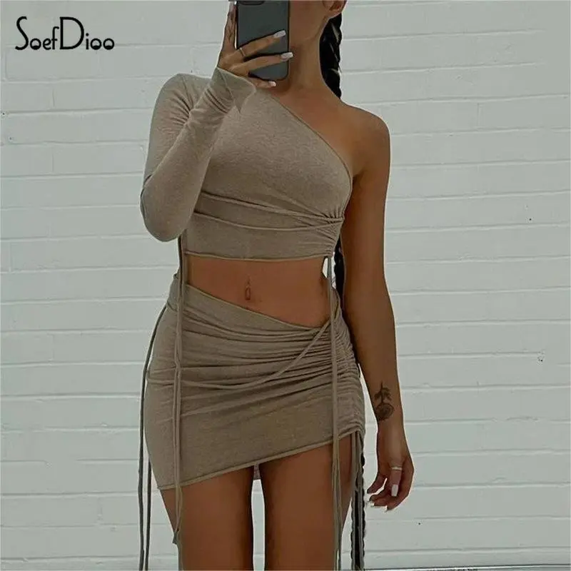 Комплект из двух предметов Soefdioo, однотонный укороченный топ на одно плечо с длинным рукавом и мини-юбка на шнуровке, осень 2022
Комплект из двух предметов Soefdioo, однотонный укороченный топ на одно плечо с длинным рукавом и мини-юбка на шнуровке, осень 2022