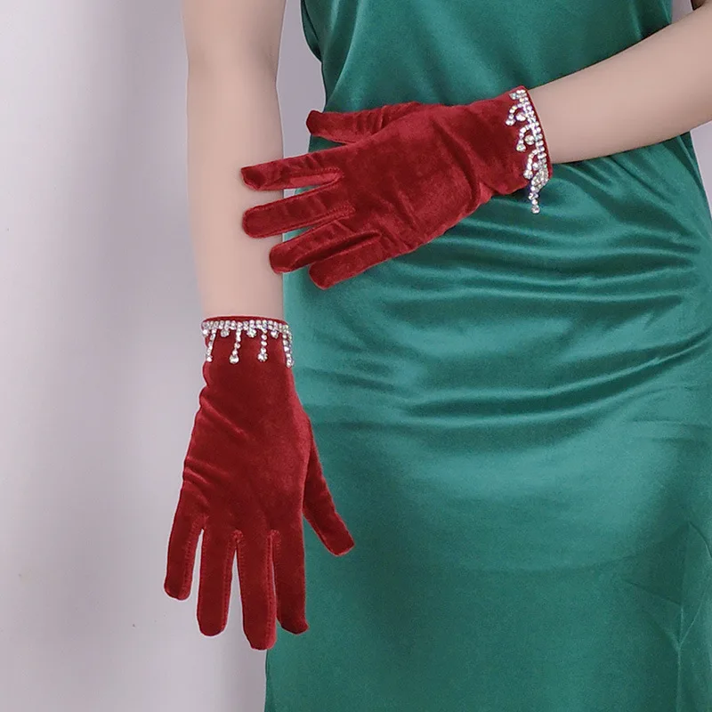 Retro Gold Velvet Gloves Rhinestone Tassel Chain Dinner Dress Glove Women Full Finger Long Arm Sleeves High Elastic Party Mitten
Retro Gold Velvet Gloves Rhinestone Tassel Chain Dinner Dress Glove Women Full Finger Long Arm Sleeves High Elastic Party Mitten