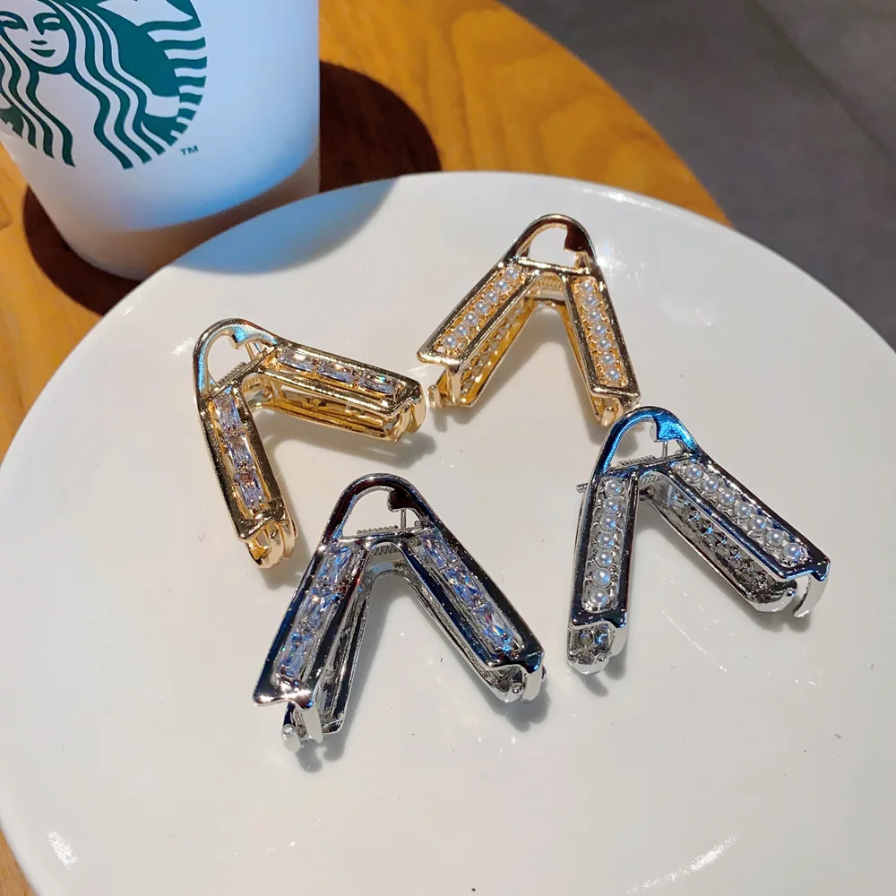 V Shape Small High Ponytail Claw Glitter Shiny Hair Clip Clamp High Ponytail Fixed Clip Women Girls Back Head Metal Hairpin Clip
V Shape Small High Ponytail Claw Glitter Shiny Hair Clip Clamp High Ponytail Fixed Clip Women Girls Back Head Metal Hairpin Clip