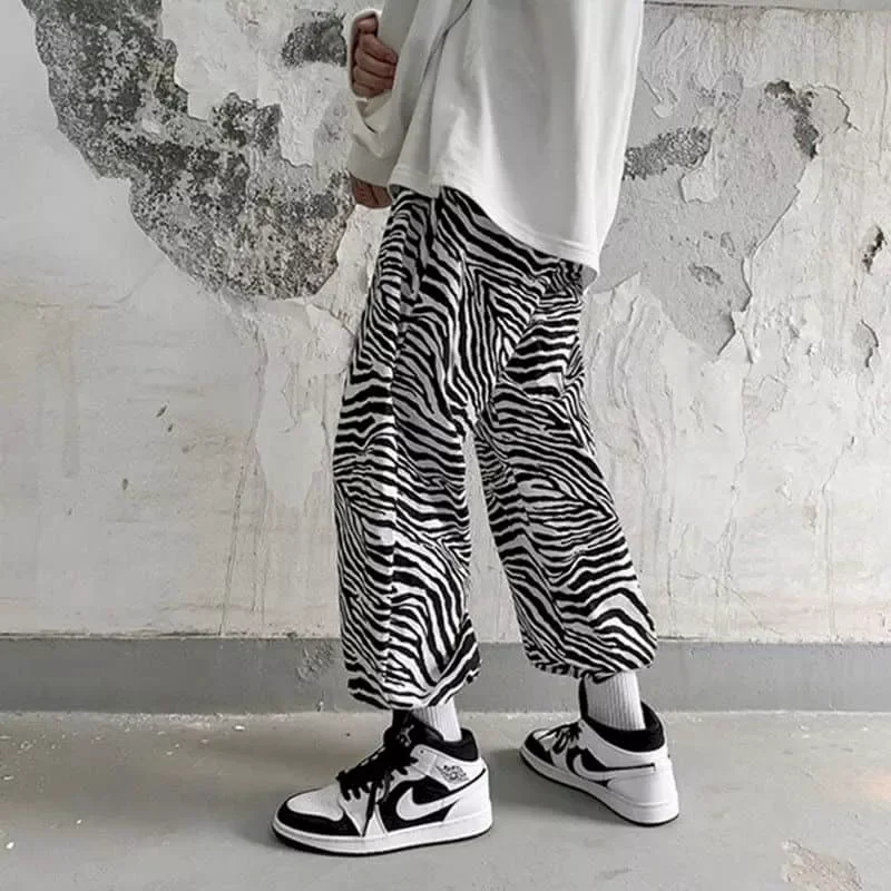 NEW IN print zebra pattern casual pants men's spring and autumn new style Korean loose nine-point pants casual hip hop trous
NEW IN print zebra pattern casual pants men's spring and autumn new style Korean loose nine-point pants casual hip hop trous