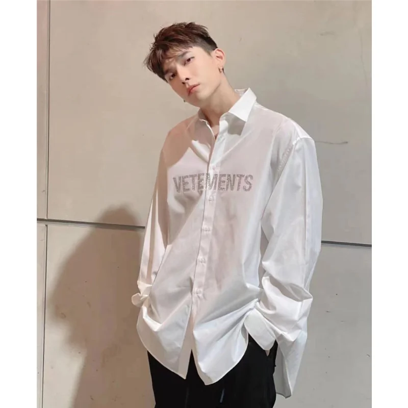 1:1White Vetements Fashion Shirts Men High Quality Twinkle Letter Vetements Logo Shirt Oversize VTM Women Blouse Clothing
1:1White Vetements Fashion Shirts Men High Quality Twinkle Letter Vetements Logo Shirt Oversize VTM Women Blouse Clothing