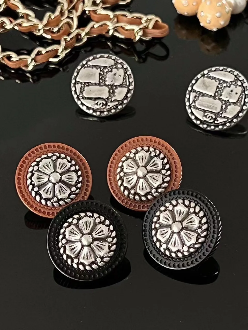 Retro pattern design personality earrings elegant temperament all-match earrings
Retro pattern design personality earrings elegant temperament all-match earrings