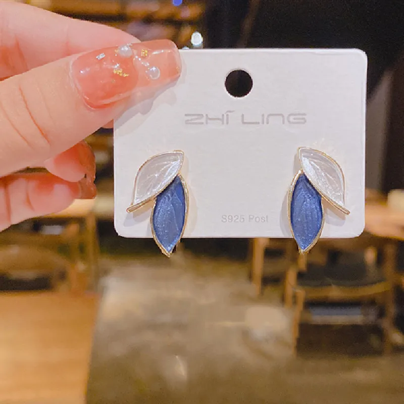 S925 Silver Needle Color Contrast Leaf Earrings South Korea East Gate Simple Style Earrings Fashion Personality Earrings Female
S925 Silver Needle Color Contrast Leaf Earrings South Korea East Gate Simple Style Earrings Fashion Personality Earrings Female