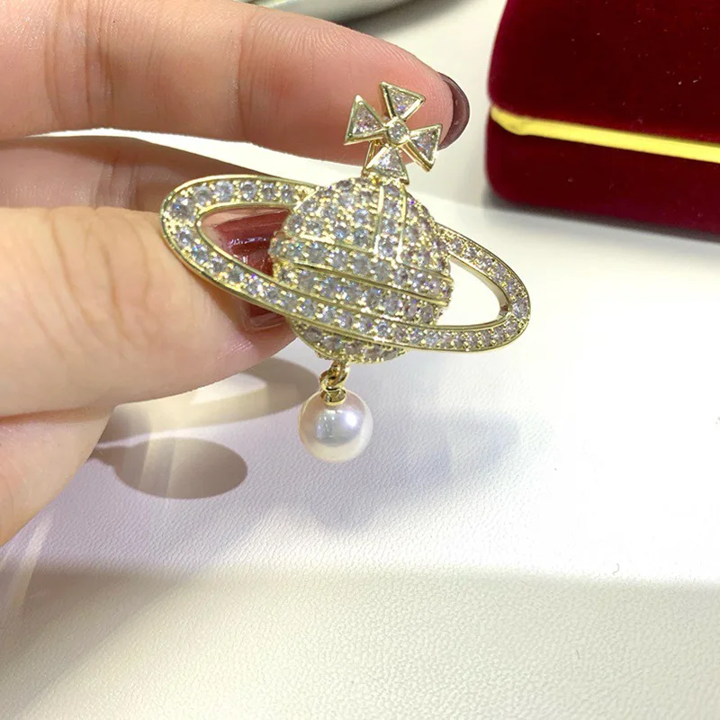 Korean Fashion Ins Wind Planet Pearl Brooch Neutral Retro Creative Ethnic Style Wedding Party Clothing Accessories GiftWholesale
Korean Fashion Ins Wind Planet Pearl Brooch Neutral Retro Creative Ethnic Style Wedding Party Clothing Accessories GiftWholesale