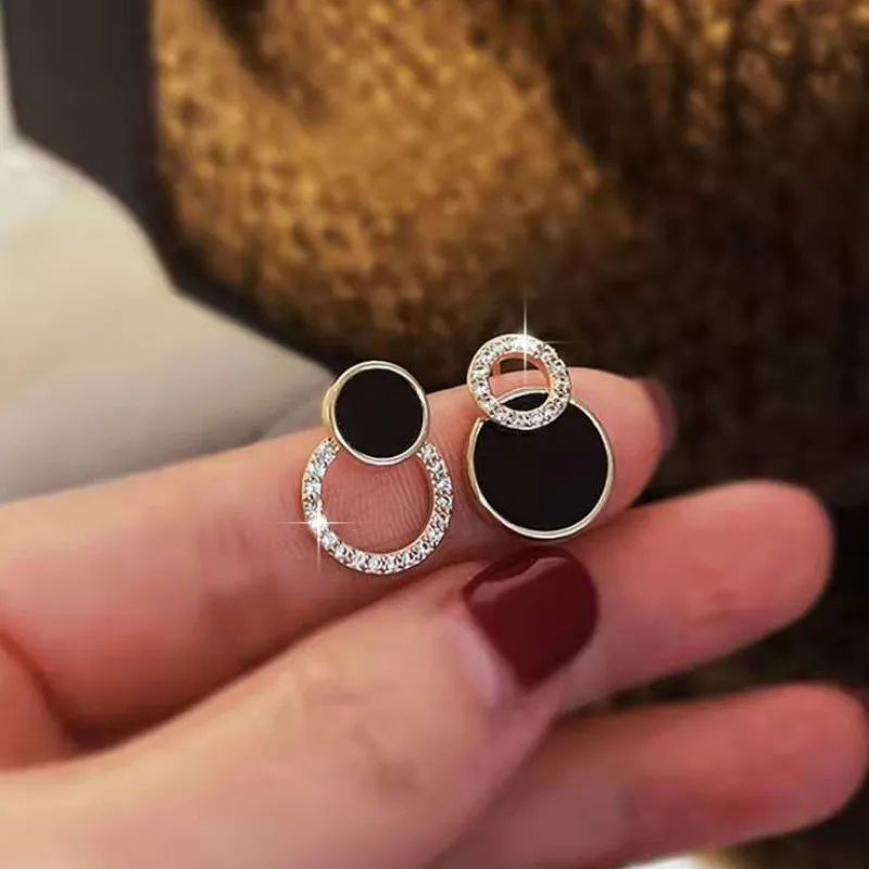 Women Vintage Fashion Rhinestones Circle Asymmetric Earrings Simple Jewelry
Women Vintage Fashion Rhinestones Circle Asymmetric Earrings Simple Jewelry