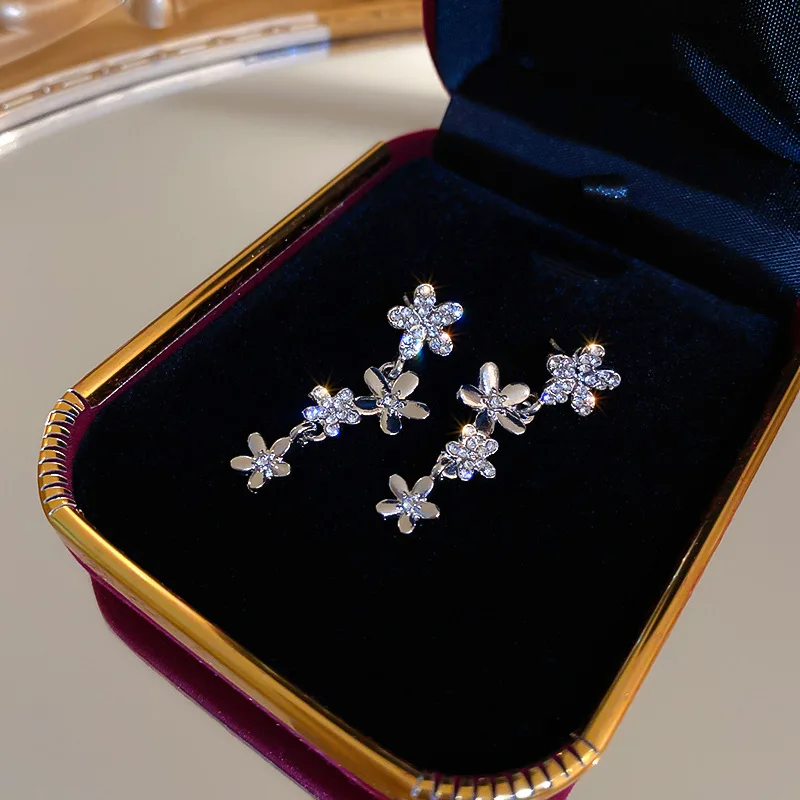 Minar Sweet Bling Bling Rhinestones Flower Long Dangle Earrings for Women Trendy Silver Color Alloy Floral Hanging Earring Gifts
Minar Sweet Bling Bling Rhinestones Flower Long Dangle Earrings for Women Trendy Silver Color Alloy Floral Hanging Earring Gifts