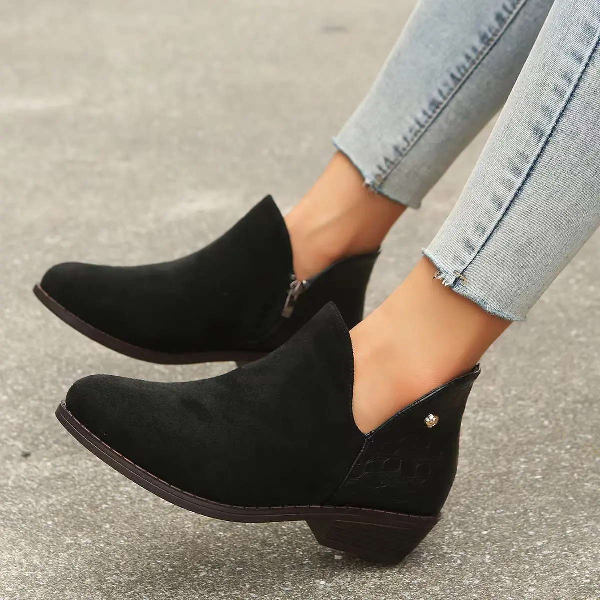 Nubuck leather short boots women's 2022 autumn and winter new rubbed warm women's boots single boots mid-heel thick-soled Martin
Nubuck leather short boots women's 2022 autumn and winter new rubbed warm women's boots single boots mid-heel thick-soled Martin