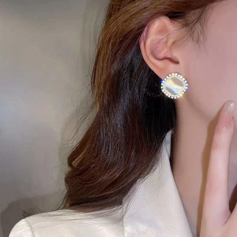 Korean Fashion Geometric Cat's Eye Ear Stud Flash Drill Personality Aloof Wind Earrings Luxury Jewelry For Women's Gift
Korean Fashion Geometric Cat's Eye Ear Stud Flash Drill Personality Aloof Wind Earrings Luxury Jewelry For Women's Gift